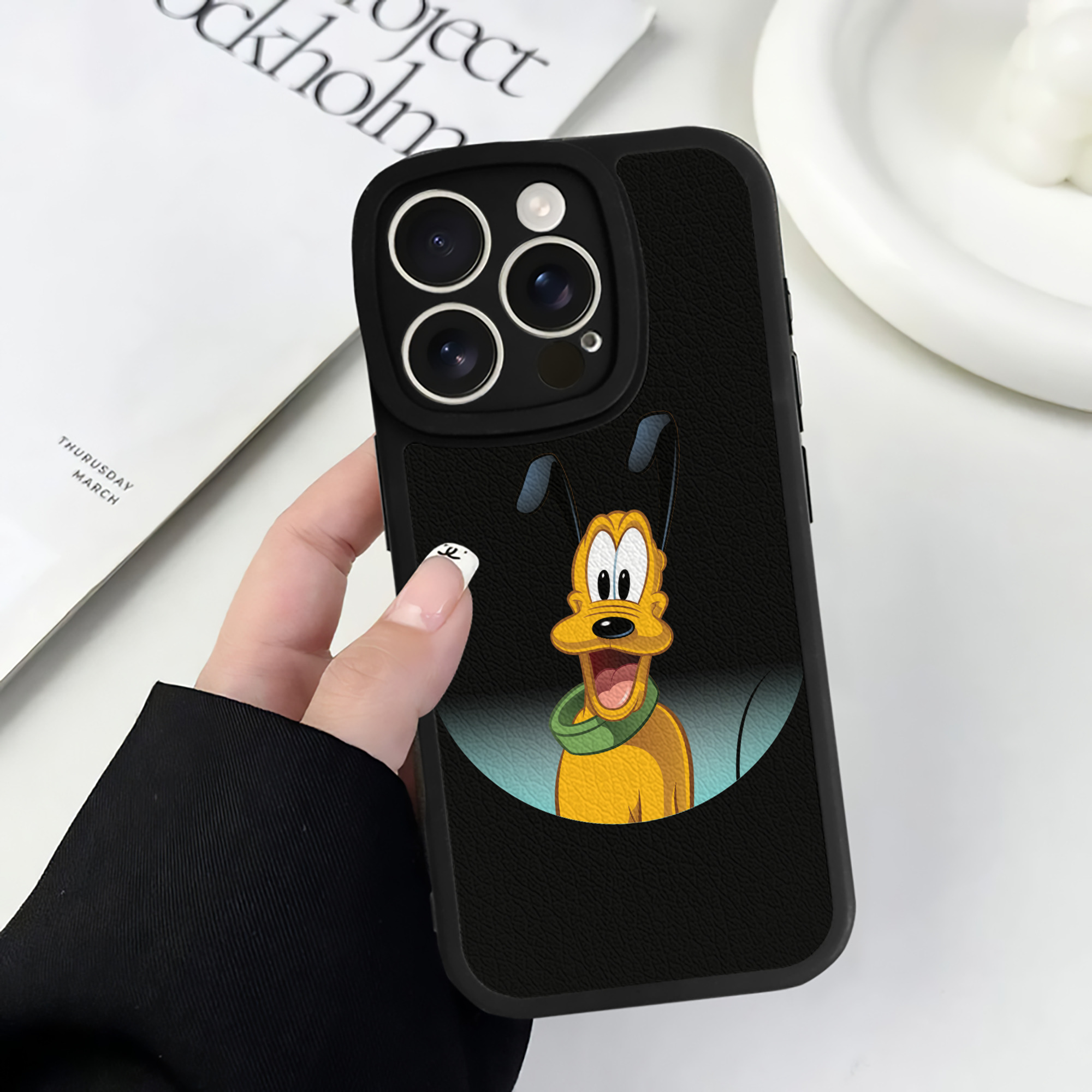 （画像用） ミッキーマウス Mickey Mouse 【iPhone 16シリーズ対応】シリコンスマホケース（レザー調） 材質：シリコン